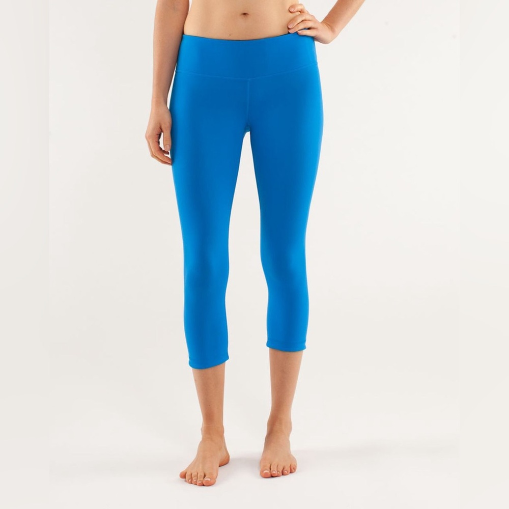 Lululemon Athletica Reversible Beaming Blue/Black Wunder Under Crop size 6 - Picture 3 of 14
